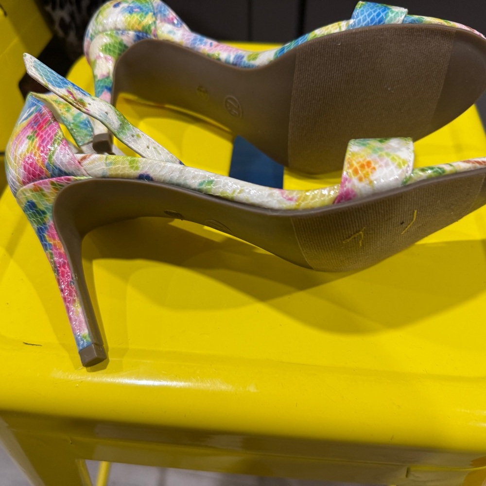 Worthington Floral Sandals with Ankle Strap and Glossy Finish - Picture 3 of 5